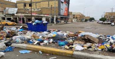 بالصور: النفايات تتكدَّس في شوارع الناصرية وتشوّه منظر المدينة