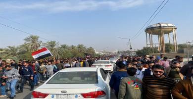 بالصور: المئات من المحاضرين ينقلون تظاهرتهم امام مبنى محافظة ذي قار