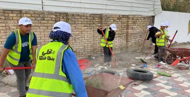 بالصور: متطوعون في الناصرية  ينظِّمون حملةً لتنظيف الأرصفة والرسم على الجدران