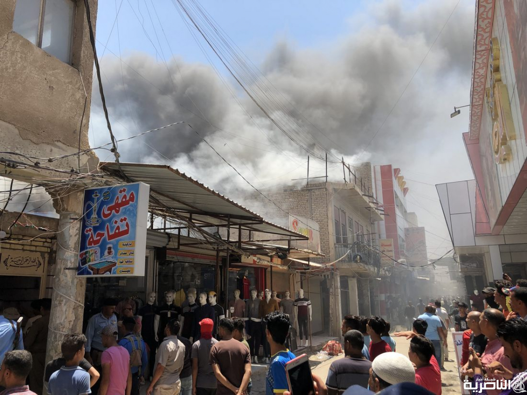النيران تلتهم سوقا ومقهى في شارع الجمهورية بالناصرية
