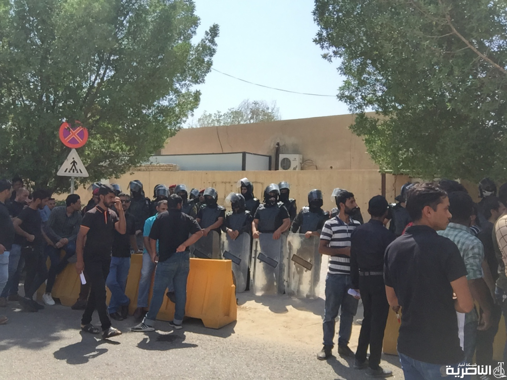 الناصرية: العشرات من الاجراء يتظاهرون لتفعيل قرار تحويلهم لمتعاقدين