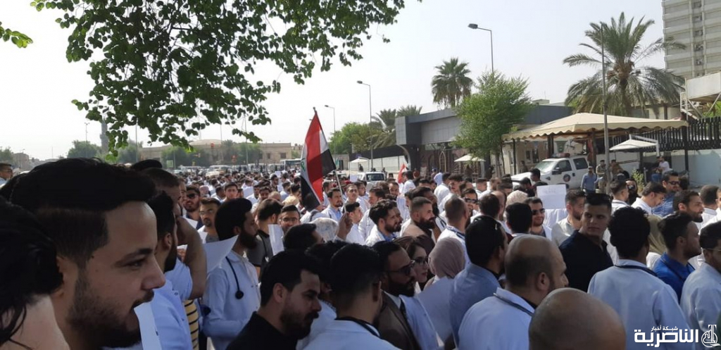 اطباء ذي قار يشاركون بوقفة احتجاجية امام وزارة الصحة للمطالبة بتطوير القطاع الصحي