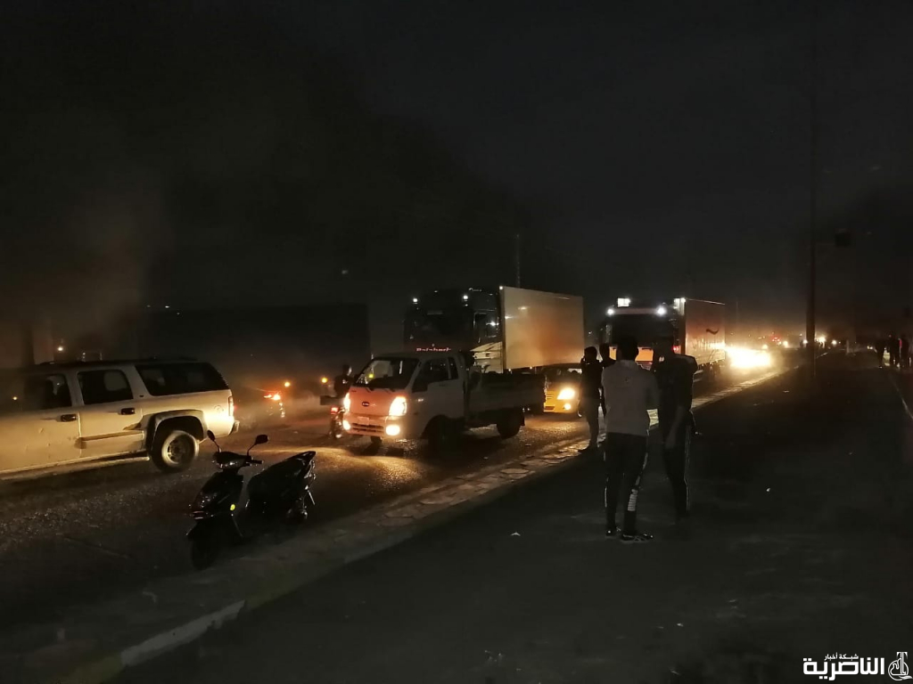 بالصور: متظاهرو قلعة سكر يقطعون الطريق العام الرابط بين ذي قار وبغداد