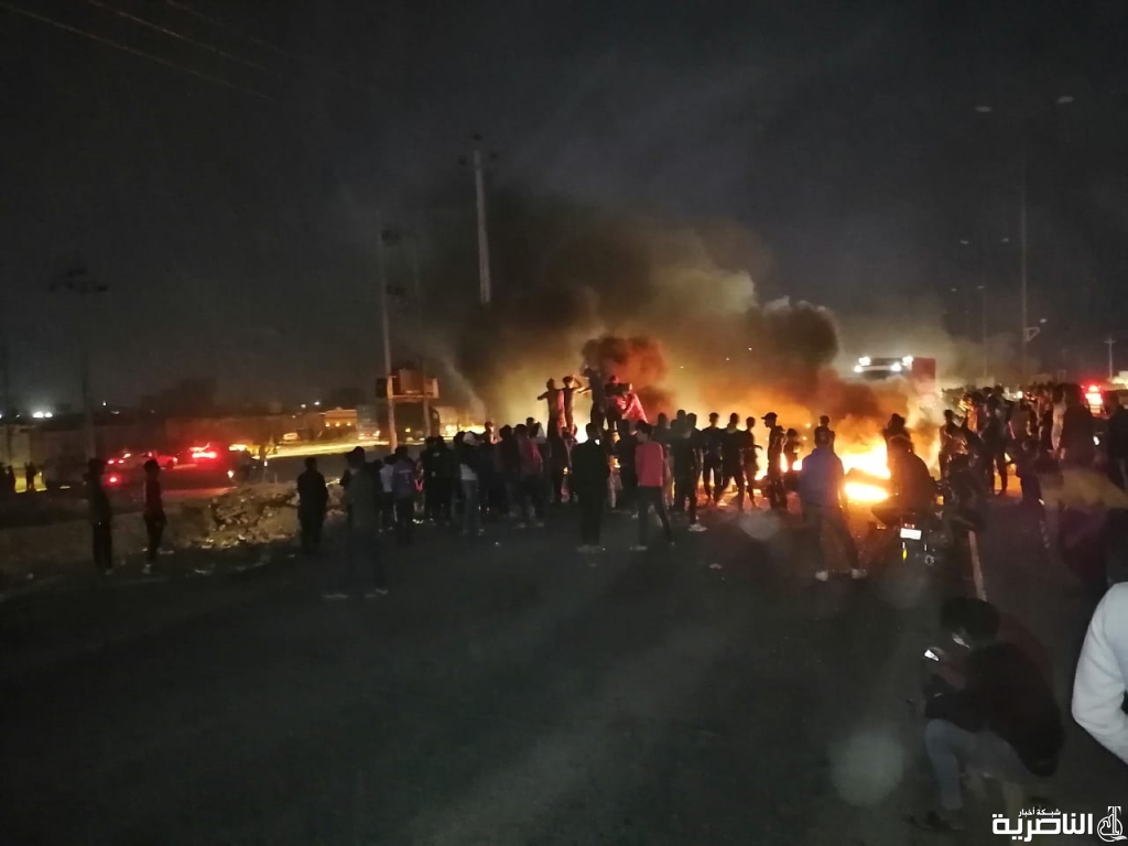 بالصور: متظاهرو قلعة سكر يقطعون الطريق العام الرابط بين ذي قار وبغداد