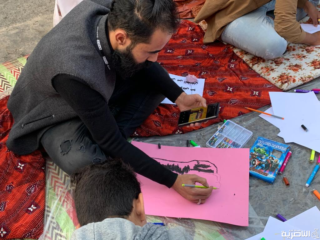 بالصور: مرسم للاطفال في ساحة الاعتصام بالناصرية بعنوان "العراق ثورة الفن"