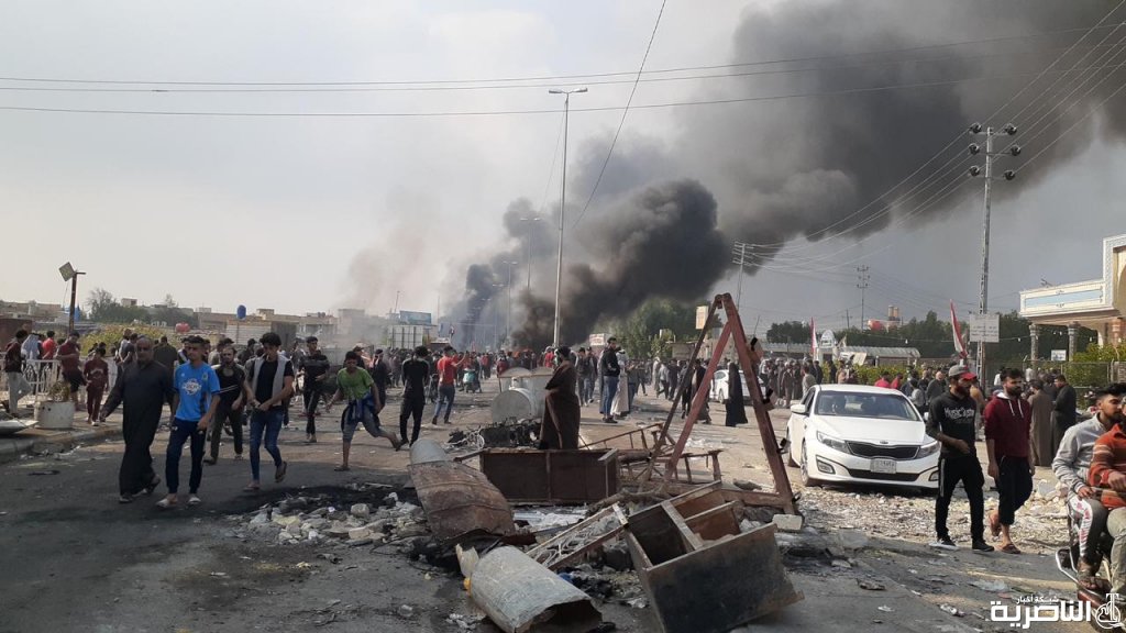 بالصور: محتجون يقطعون الطريق الذي يربط الناصرية بمحافظة واسط