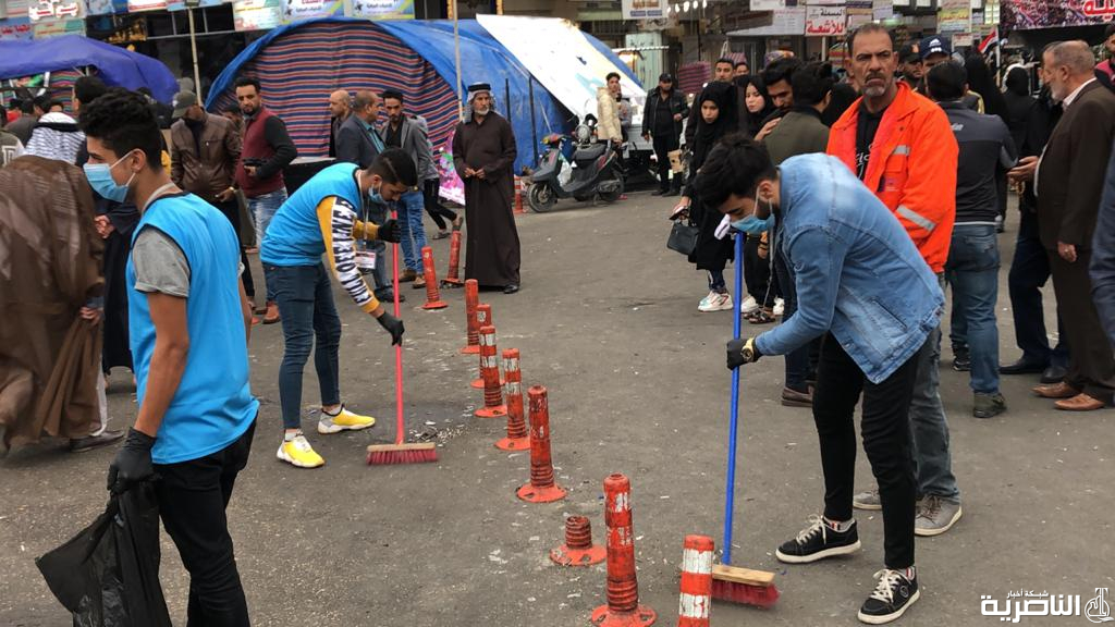 بالصور: حملات تطوعية لتنظيف محيط ساحة التظاهرات في الناصرية