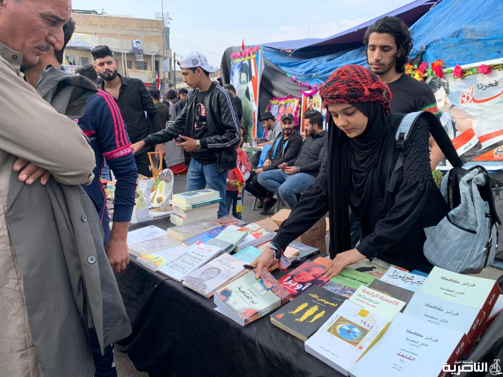 بالصور: بازار للمكتبات قرب ساحة التظاهر في الحبوبي