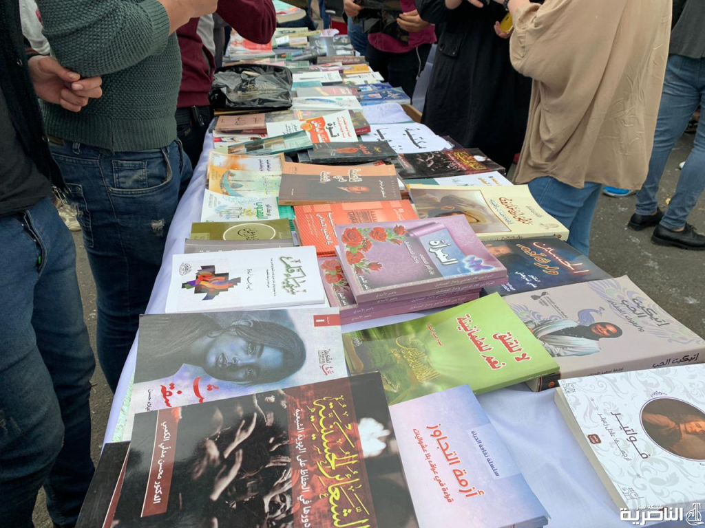 بالصور: معرض كتب ورسوم في ساحة التظاهر وسط الناصرية