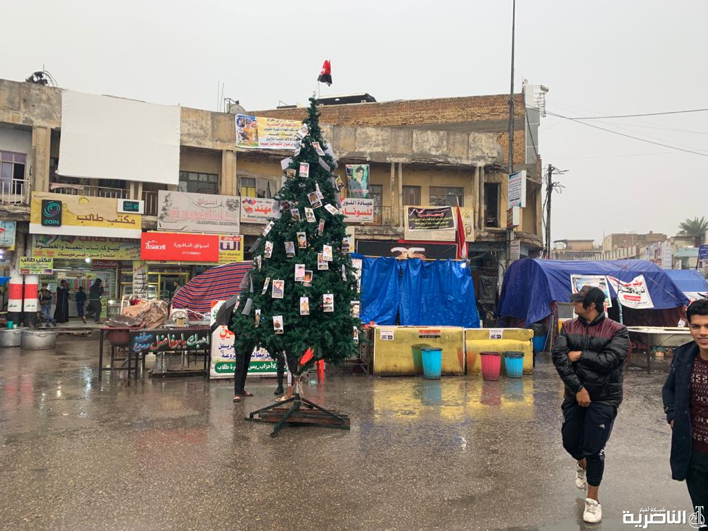 بالصور: شجرة الميلاد تزينها صور الشهداء في ساحة الحبوبي بالناصرية