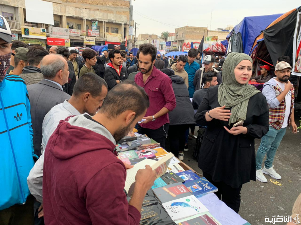 بالصور: معرض كتب ورسوم في ساحة التظاهر وسط الناصرية