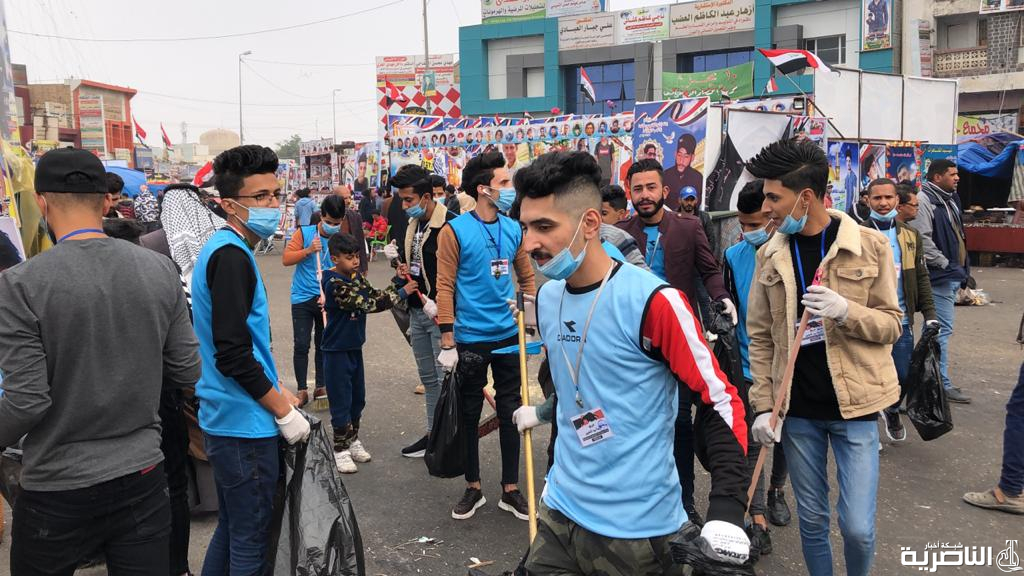 بالصور: فرق تطوعية تشارك بتنظيف ساحة التظاهرات في الحبوبي