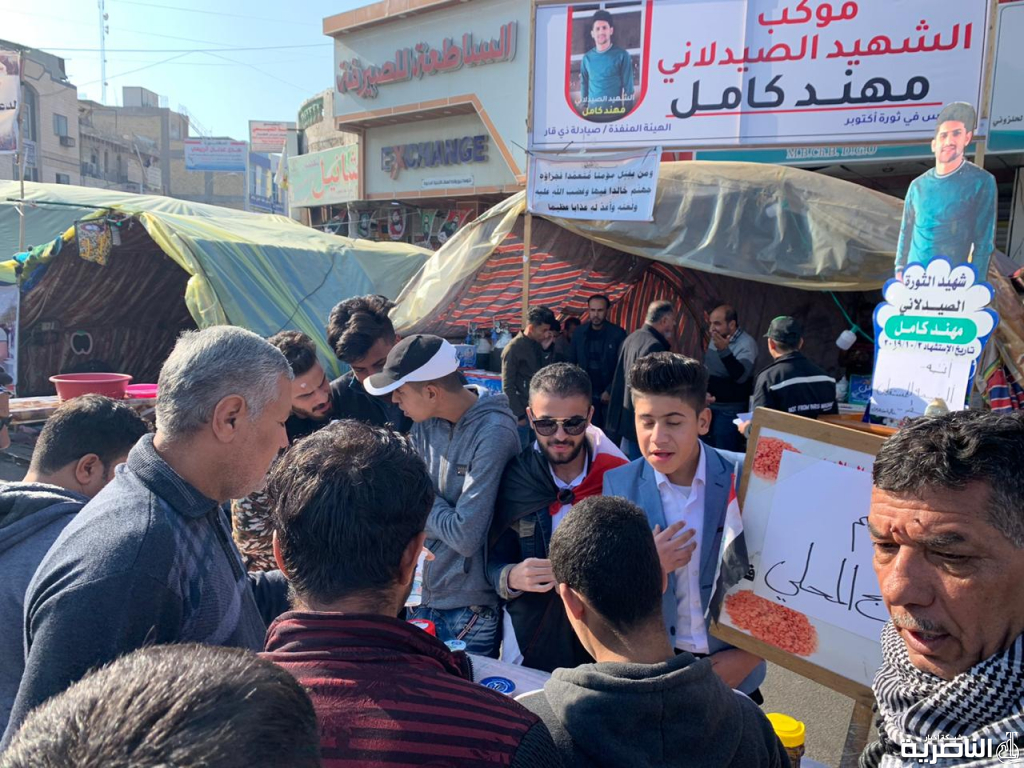 بالصور: شباب يطرحون استفتاء لدعم المنتج الوطني في ساحة الحبوبي وسط الناصرية