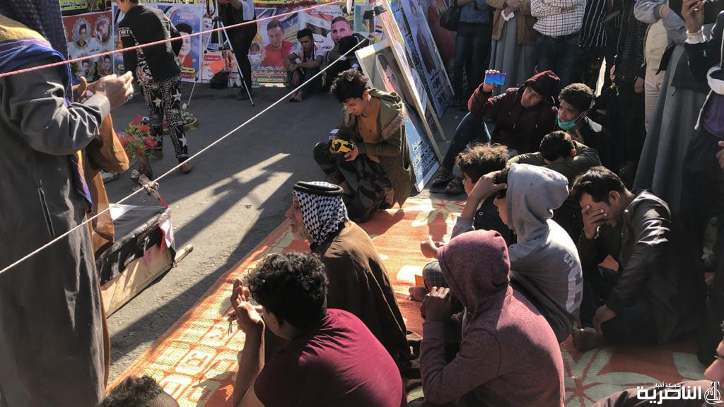 بالصور: عرض مسرحي في ساحة الحبوبي يحكي شهادة متظاهر من الناصرية