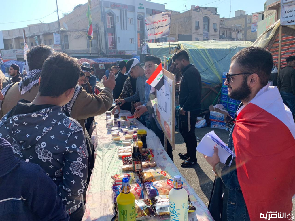 بالصور: شباب يطرحون استفتاء لدعم المنتج الوطني في ساحة الحبوبي وسط الناصرية