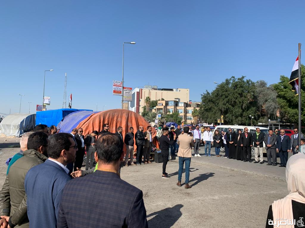 بالصور: الكوادر التربوية تنظم وقفة لرفع العلم في كورنيش الناصرية