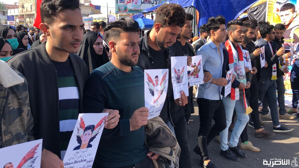 بالصور: استمرار توافد طلبة واساتذه كليات ذي قار الى ساحة الاعتصام في شارع الحبوبي