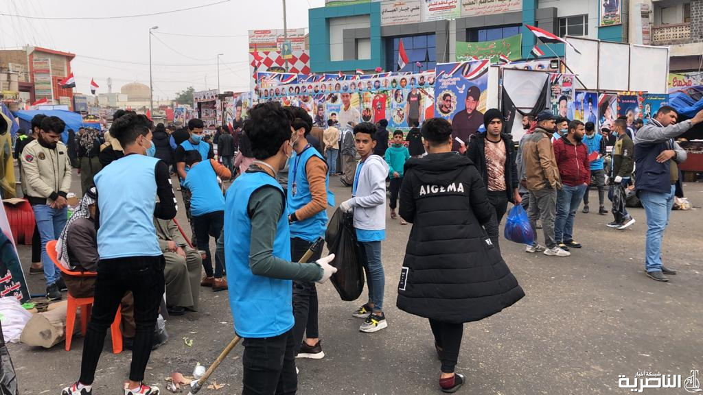 بالصور: فرق تطوعية تشارك بتنظيف ساحة التظاهرات في الحبوبي