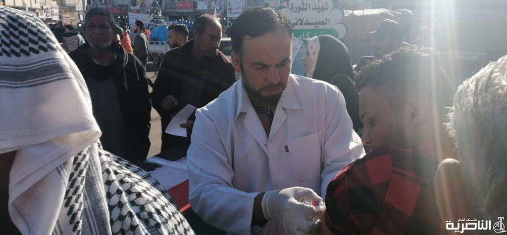 بالصور: صحة ذي قار تنفذ حملة لتلقيح المتظاهرين ضد الانفلونزا الموسمية