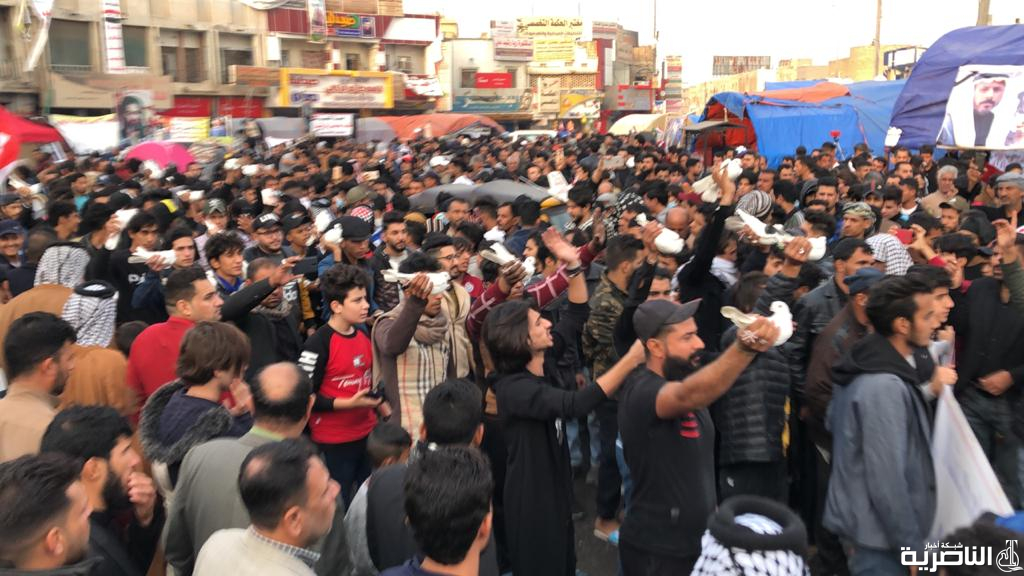 بالصور: متظاهرو الناصرية يطلقون حمامات السلام في ساحة الاعتصام بالحبوبي