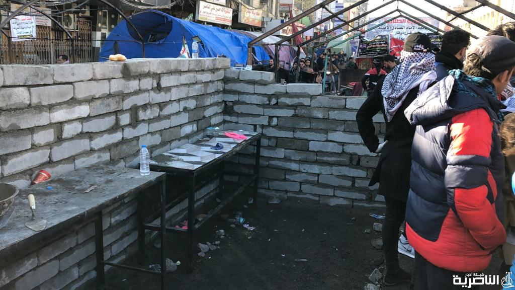 الان قتال شرس بين الجيش العراقي الذي دربه الامريكان والشعب بساحة الحبوبي الان قتال شرس بين الجيش العراقي الذي دربه الامريكان والشعب بساحة الحبوبي