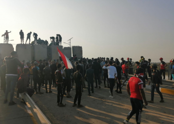 الناصرية تحترق الان!حرق بيت برلماني للمرة الثانية وآبار الغراف وقوات دربتها أمريكا تقف على جس الزيتون الناصرية تحترق الان!حرق بيت برلماني للمرة الثانية وآبار الغراف وقوات دربتها أمريكا تقف على جس الزيتون