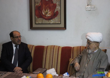 نوري المالكي خلال زيارته لاية الله الشيخ الناصري في منزله (من الارشيف).