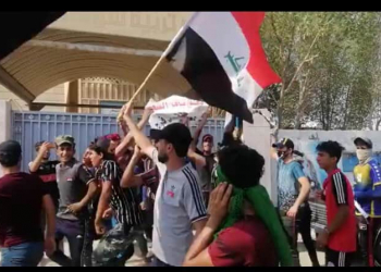 متظاهرون يحملون اعلام ويفتحون دوائر سوق الشيوخ
