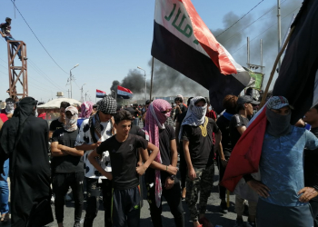 متظاهرون يرفعون علم العراق ويحرقون اطارات في قضاءالعكيكة