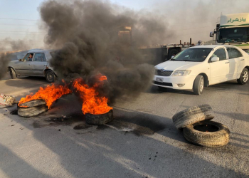 حرق اطارات من قبل متظاهرون من سكنة منطقة ال بوفياض