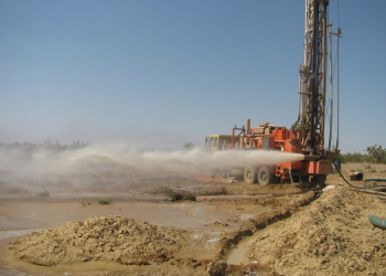 الات حفر الابار الجوفية (من الارشيف).