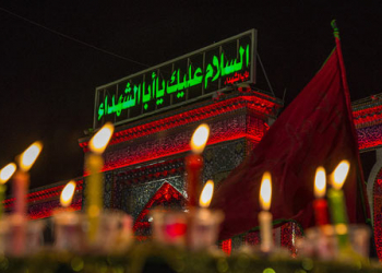 اشعل شموع امام ضريح الامام الحسين عليه السلام(من الارشيف).