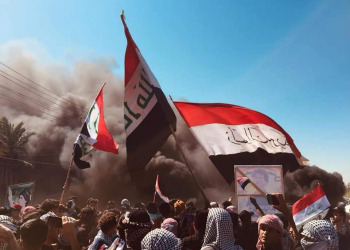 رفع علم العراق وحرق اطارات من قبل محتجين في قضاء العكيكة