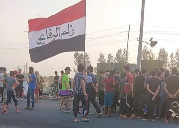 متظاهرون يرفعون علم العراق في قضاء الرفاعي 