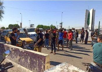 تجمع مواطنون في فلكة جسر الحضارات محل انفجار العبوة في الناصرية.