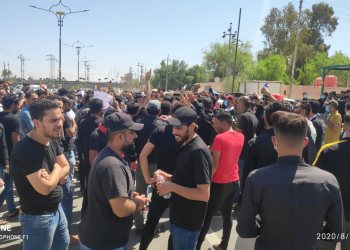 متظاهرين من خريجي الكليات امام مبنى المحافظة.