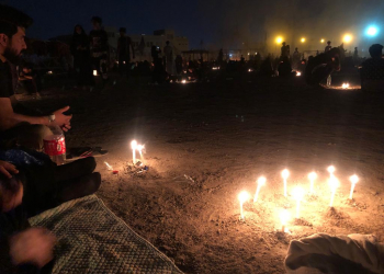 ايقاد الشموع في احد احياء الناصرية ليلة الحادي عشر من المحرم.