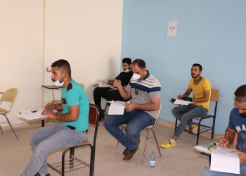 طلبة يؤدون الامتحانات في ذي قار (من الارشيف).