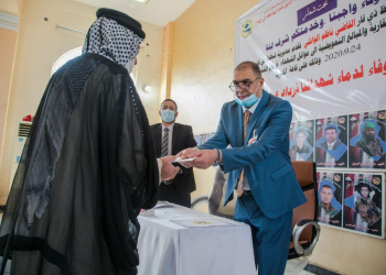 محافظ ذي قار ناظم الوائلي اثناء توزيع قطع الاراضي