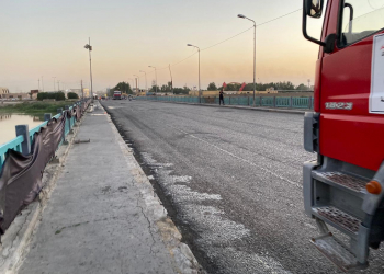 الية تنظيف على جسر الزيتون وسط الناصرية