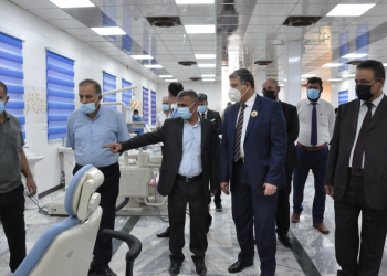 الدكتور يحي الخفاجي ومجموعه من الاساتذه اثناء افتتاح العياده الاستشارية التعليمية في كلية طب الاسنان في ذي قار