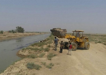 جرافة تقوم برفع التجاوز على الحصص المائية في العراق (من الارشيف).