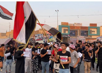 متظاهرون يرفعون اعلام العراق في الحبوبي 