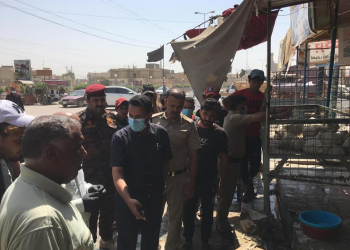 قائمقام قضاء الغراف حسن الخفاجي اثناء حملة لرفع التجاوزات