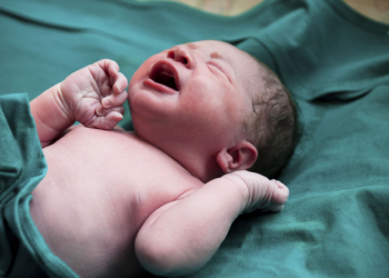 طفل حديث الولاده(من الارشيف).