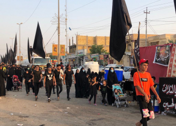 زائرين الحسين في طريقهم الي كربلاء