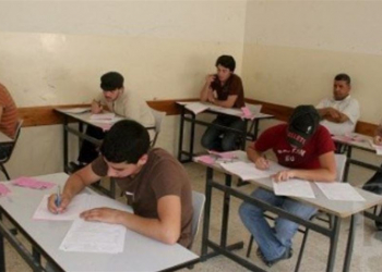 طلبة يؤدون الامتحانات.
