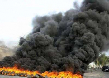 شهود عيان: محتجون يحرقون الاطارات في تقاطع الراية وسط الناصرية