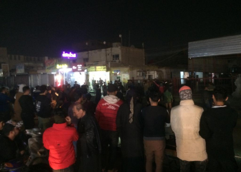 بالصور: محتجون يتجمعون امام مركز للدفاع المدني في الناصرية للمطالبة بانسحاب الشرطة الاتحادية