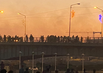 شهود عيان: الشرطة تتقدم باتجاه جسر النصر لتفريق المحتجين